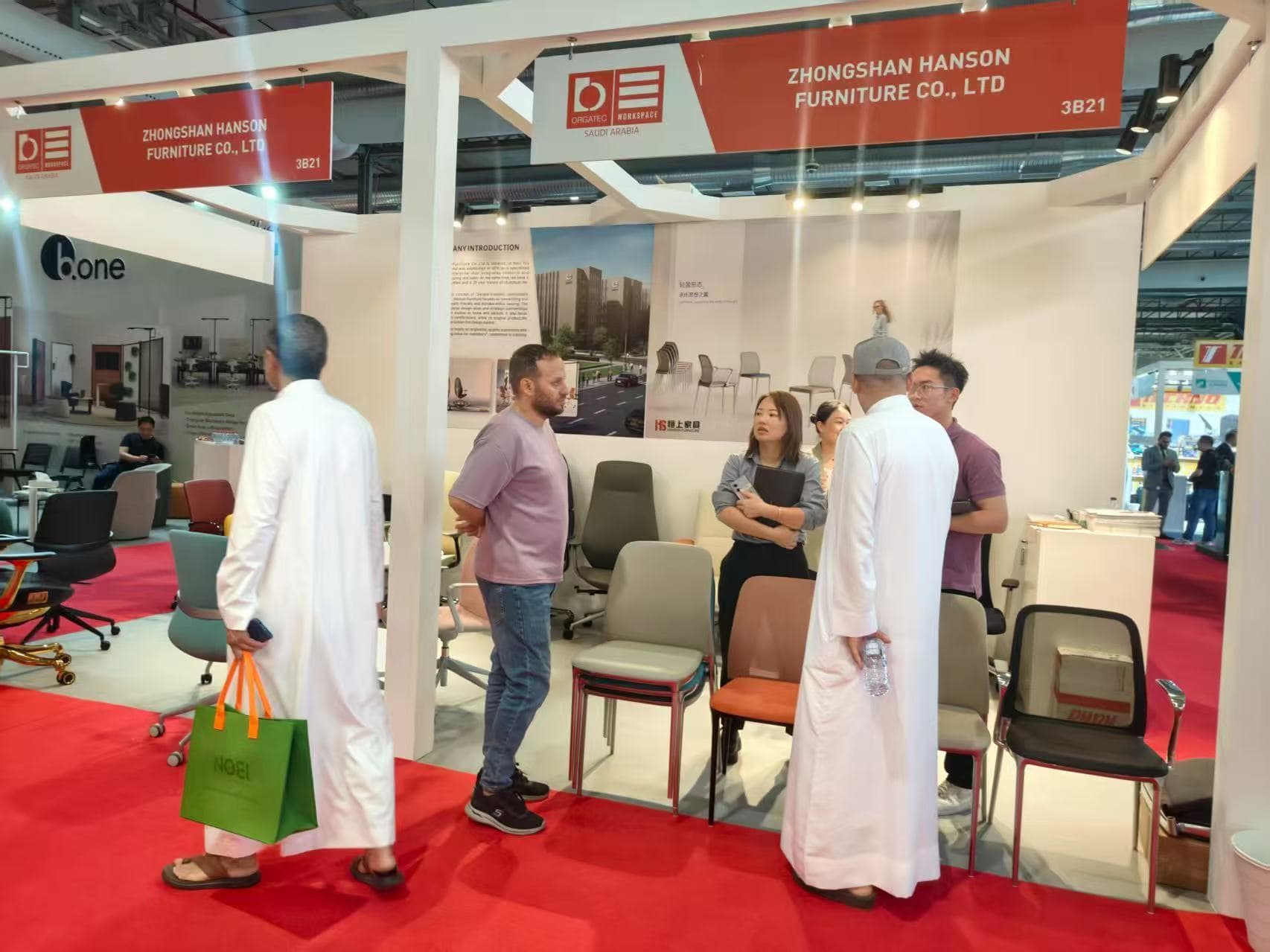 ORGATEC WORKSPACE Saudi Arabia 2025に出展したHanson Furnitureの展示ブース