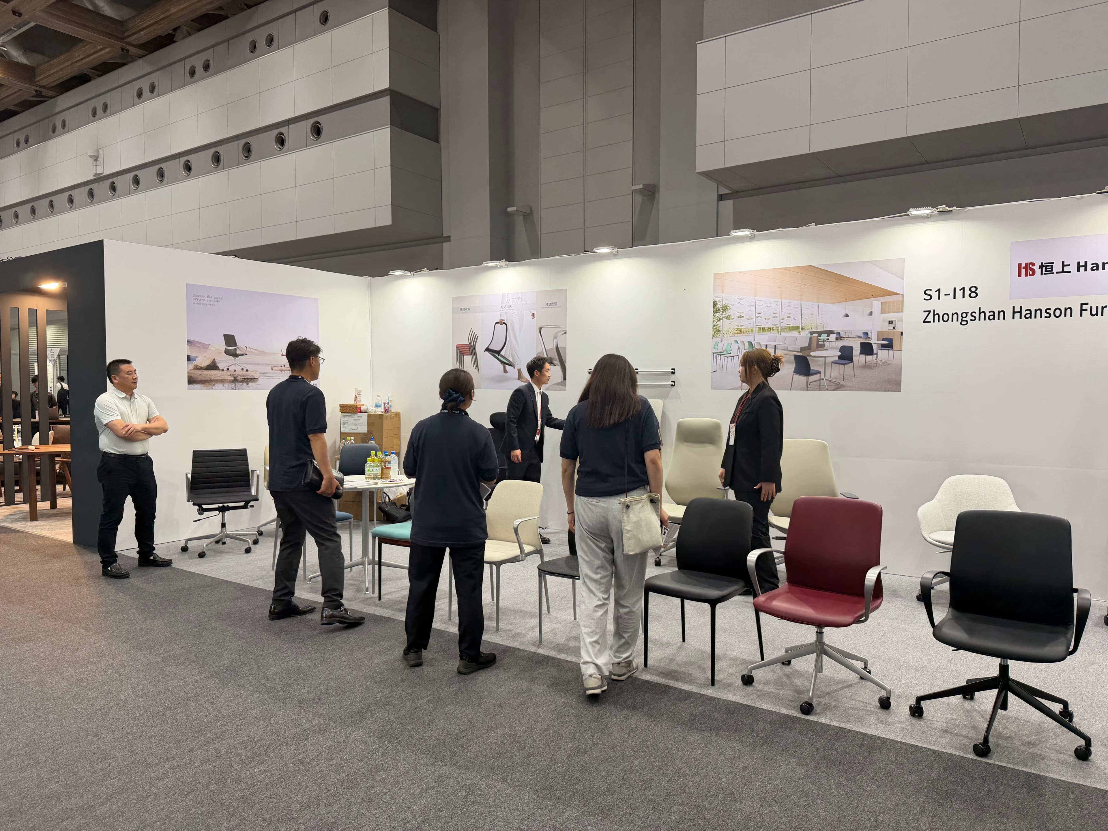 Hanson Furnitureブースでの商談風景